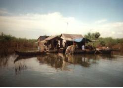 http://img4info.modetour.com//108/CAMBODIA/TOUR/KAMPONGPLOUK/floatingtown3.JPG