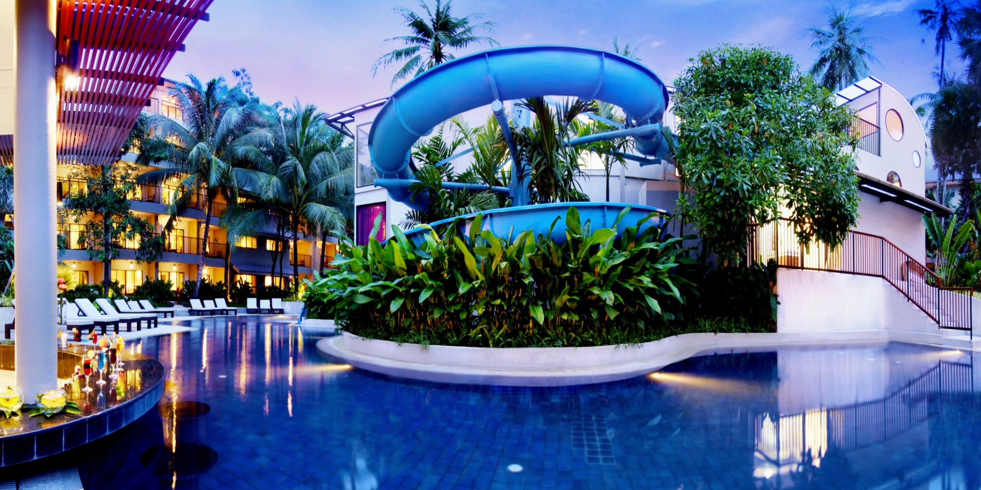 http://img4info.modetour.com/108/dongnama/pakage1/phuket/RESORTS/SURIN/MARRIOTT/MarriottSurinWaterSlides.jpg